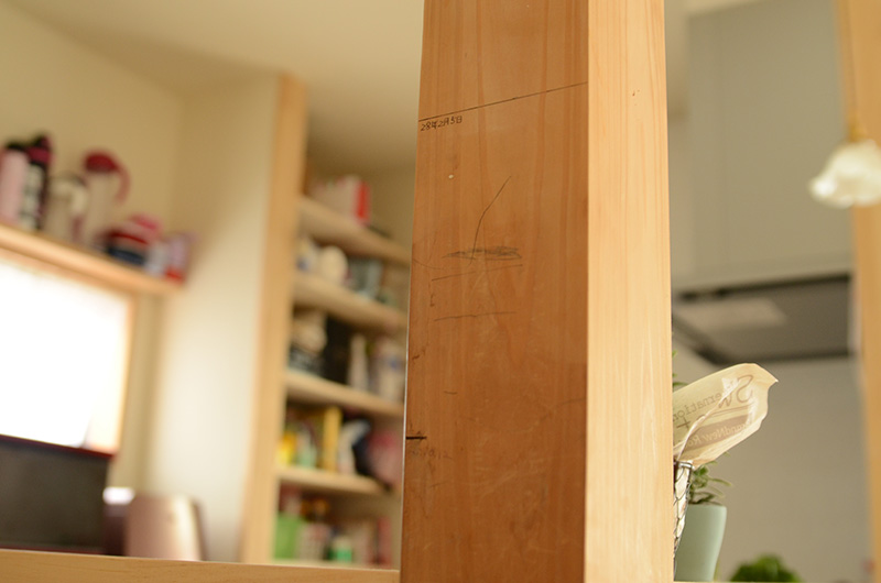 キッチンカウンターには、時々に娘さんの身長を刻んできた前宅の柱を再利用。これからも引き続き成長を記録できる