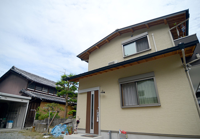 母屋より低くという条件をクリアした2階建て。断熱材のアイシネンを吹付加工し、夏冬の過ごしやすさも確保