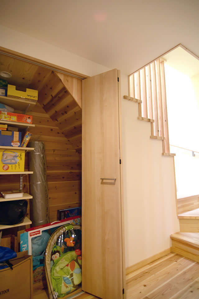 デッドスペースだった階段下も有効利用して収納に。調湿のため中は杉板貼り