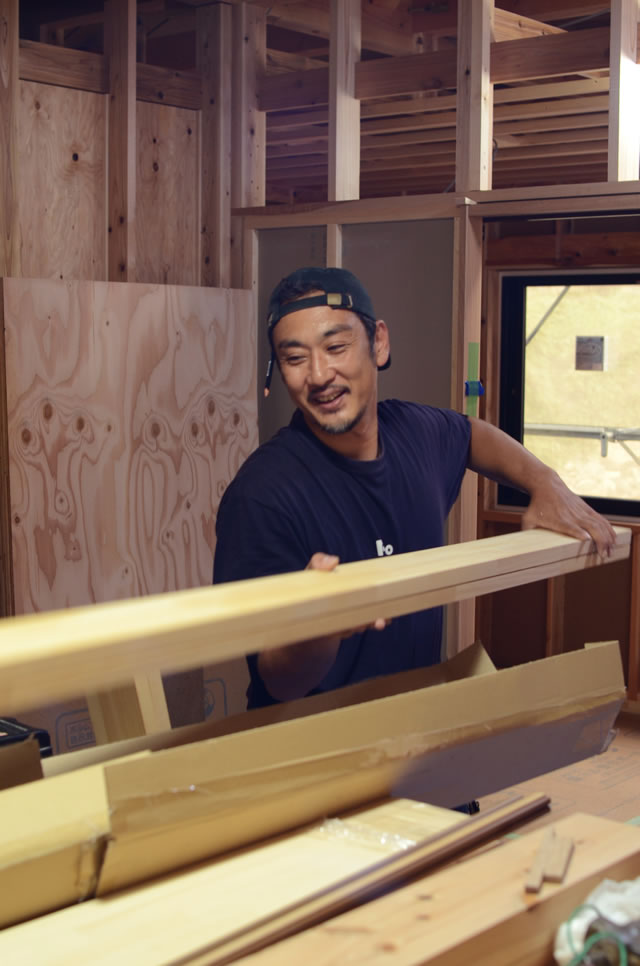 仕事写真：自分はわがままだとおしゃっる大工の濱田拓大さん