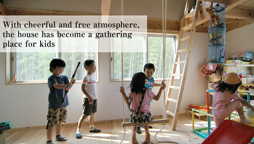 With cheerful and free atmosphere, the house has become a gathering place for kids